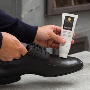 Die Solitaire Brilliant Schuhcreme bietet intensive Pflege und Schutz für glatte und genarbte Leder sowie Glattleder-Schuhe mit TEX-Membran. Sie frischt Farben mit hochwertigen Farbpigmenten auf, deckt leichte Kratzer ab und erhält die Atmungsaktivität von GORE-TEX, SympaTex und anderen Membranen. Die Creme ist ohne Sprühnebel, PFC-frei, lösungsmittelfrei und besitzt einen angenehmen Duft, sodass sie auch in Innenräumen sicher anwendbar ist. Die 75-ml-Tube mit integriertem Schwamm besteht zu 80 % aus recyceltem Kunststoff, was Nachhaltigkeit und Umweltfreundlichkeit unterstützt. Farbe: schwarz/ Nr.47