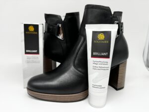 Die Solitaire Brilliant Schuhcreme bietet intensive Pflege und Schutz für glatte und genarbte Leder sowie Glattleder-Schuhe mit TEX-Membran. Sie frischt Farben mit hochwertigen Farbpigmenten auf, deckt leichte Kratzer ab und erhält die Atmungsaktivität von GORE-TEX, SympaTex und anderen Membranen. Die Creme ist ohne Sprühnebel, PFC-frei, lösungsmittelfrei und besitzt einen angenehmen Duft, sodass sie auch in Innenräumen sicher anwendbar ist. Die 75-ml-Tube mit integriertem Schwamm besteht zu 80 % aus recyceltem Kunststoff, was Nachhaltigkeit und Umweltfreundlichkeit unterstützt. Farbe: schwarz/ Nr.47