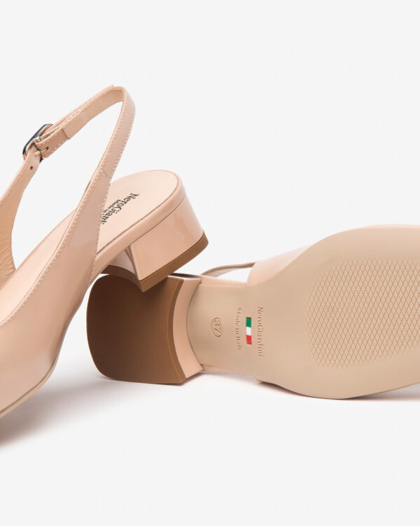 Damen-Pumps von NeroGiardini aus Lackleder bieten einen bequemen 3 cm Blockabsatz und sicheren Halt dank der rutschfesten Gummisohle und dem Schnallenverschluss.
