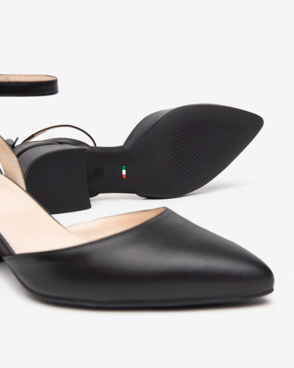 Elegante Pumps von NeroGiardini aus hochwertigem Leder mit 5 cm Blockabsatz, rutschfester Sohle und Schnallenverschluss.