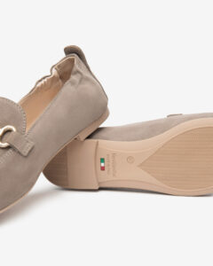 Wildleder-Loafer von NeroGiardini bieten edles Leder, eine bequeme Passform und einen 1 cm Blockabsatz. Ohne Verschluss und mit rutschfester Sohle.
