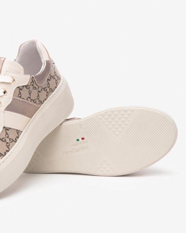 Damen-Sneakers von NeroGiardini kombinieren Leder und technisches Gewebe. Mit 5 cm Absatz, Schnürverschluss und herausnehmbarer Innensohle.