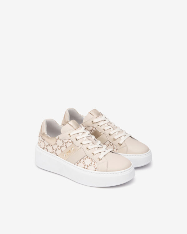 Damen-Sneakers von NeroGiardini kombinieren Leder und technisches Gewebe. Mit 5 cm Absatz, Schnürverschluss und herausnehmbarer Innensohle.