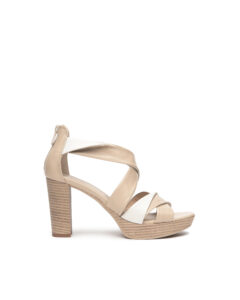 Ledersandalen von NeroGiardini bestehen aus hochwertigem Leder, haben einen Reißverschluss und einen 4 cm Blockabsatz bieten sie hohen Komfort.