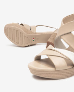 Ledersandalen von NeroGiardini bestehen aus hochwertigem Leder, haben einen Reißverschluss und einen 4 cm Blockabsatz bieten sie hohen Komfort.