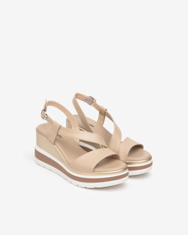 Ledersandalen von NeroGiardini, bestechen mit edlem Leder, Schnallenverschluss und 7,5 cm Keilabsatz.