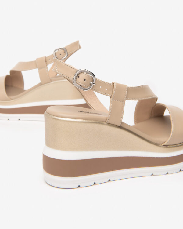 Ledersandalen von NeroGiardini, bestechen mit edlem Leder, Schnallenverschluss und 7,5 cm Keilabsatz.