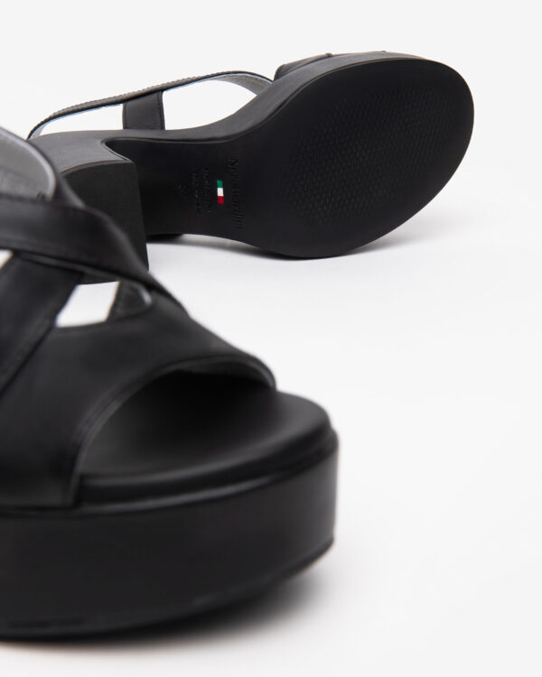 Ledersandalen von NeroGiardini, bestechen mit edlem Leder, einem 10,5 cm Blockabsatz und Schnallenverschluss.
