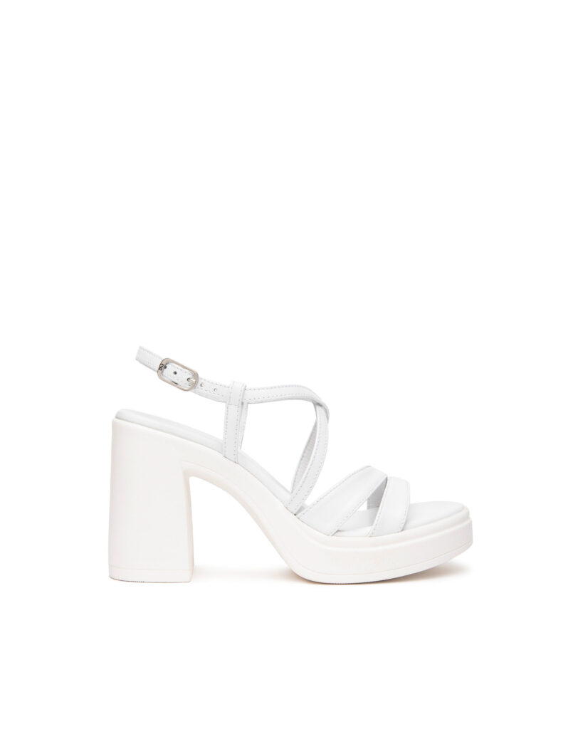 Ledersandalen von NeroGiardini, bestechen mit edlem Leder, einem 9,5 cm Blockabsatz und Schnallenverschluss.