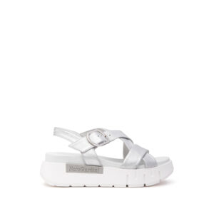 Ledersandalen von NeroGiardini, bestechen mit edlem Leder, einem 4 cm hohen Absatz und einem Schnallenverschluss.
